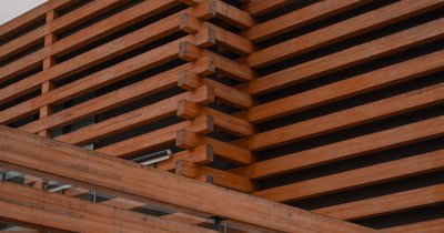 Aufbau Holzfassade: Schichten und Befestigung