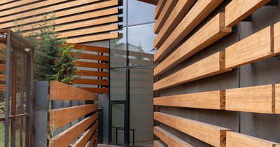 Offene Holzfassade vertikal: Montage und Gestaltung
