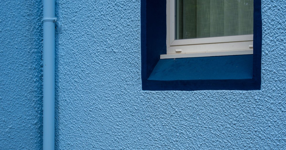 Fassade streichen ohne Reinigung: Möglichkeiten und Risiken