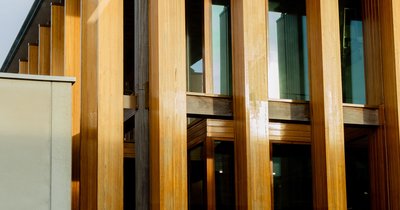 Holzfassade und Putz kombinieren
