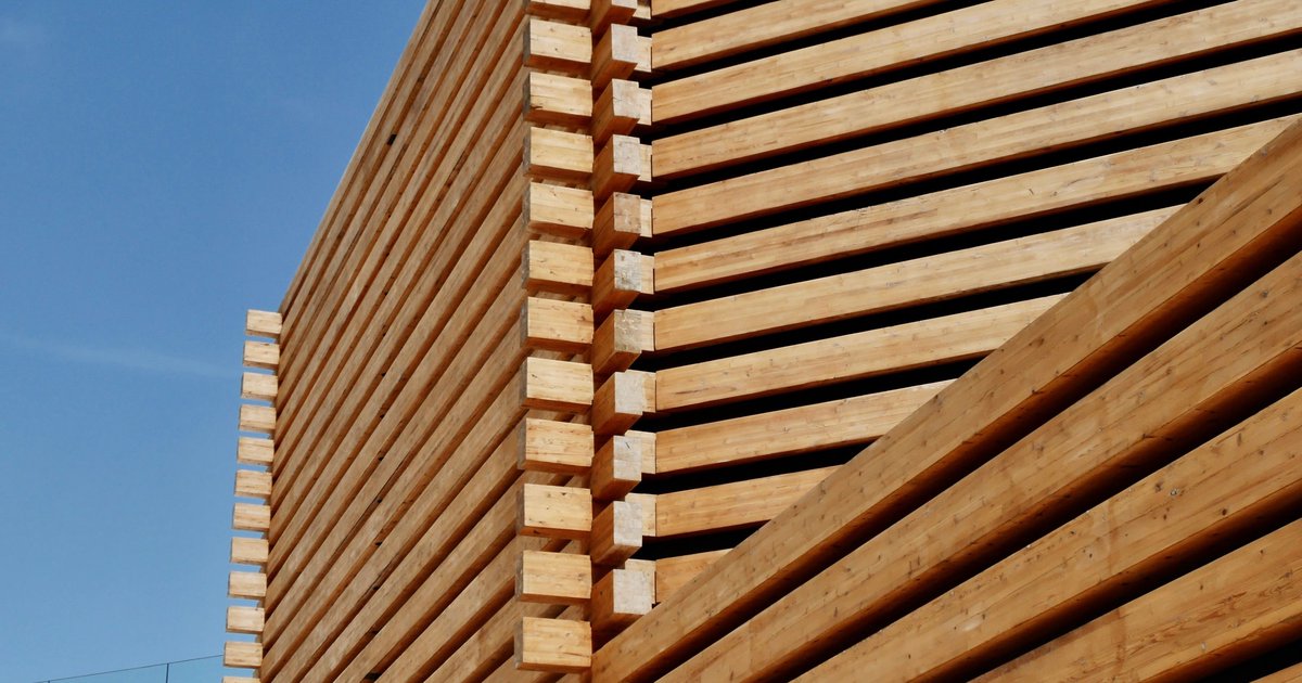 Moderne Holzfassade am Haus