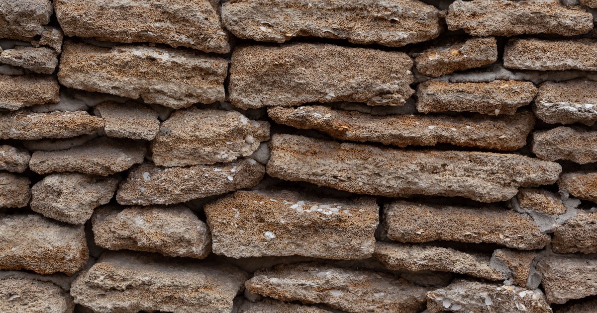 Trockenmauer ohne Fundament bauen