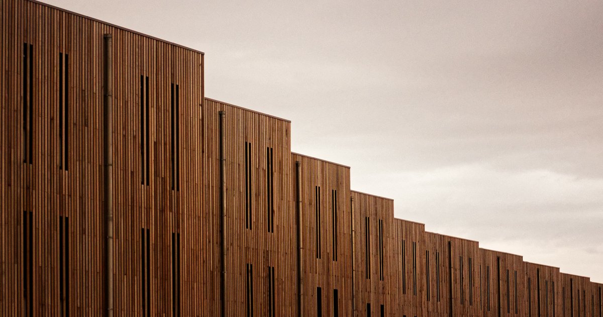 Holzfassade vertikal: Arten und Unterschiede